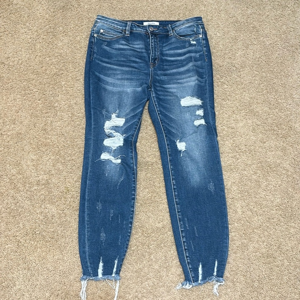 EUC Zenana skinny & stretchy women’s jeans. Distressed & raw hem. Size 31.